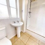 Ensuite bathroom in property for rent in Milton Keynes